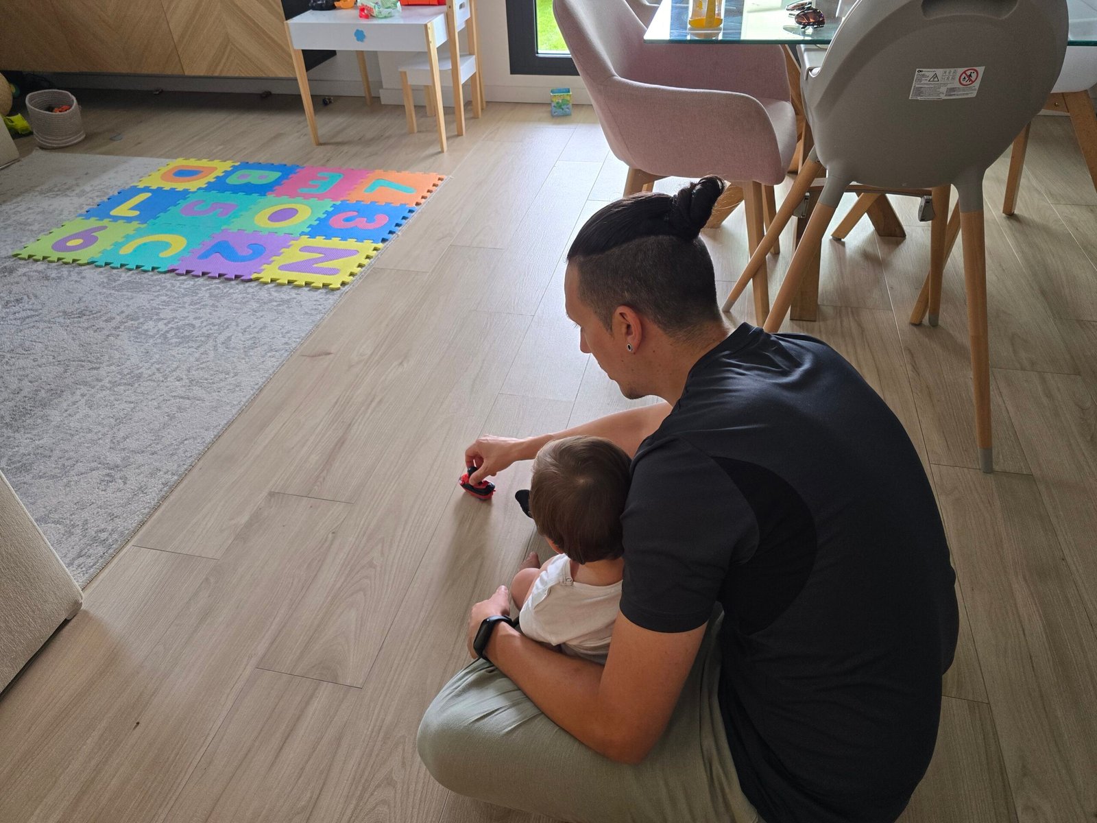 Paco juega con un bebé durante una sesión de fisioterapia pediátrica
