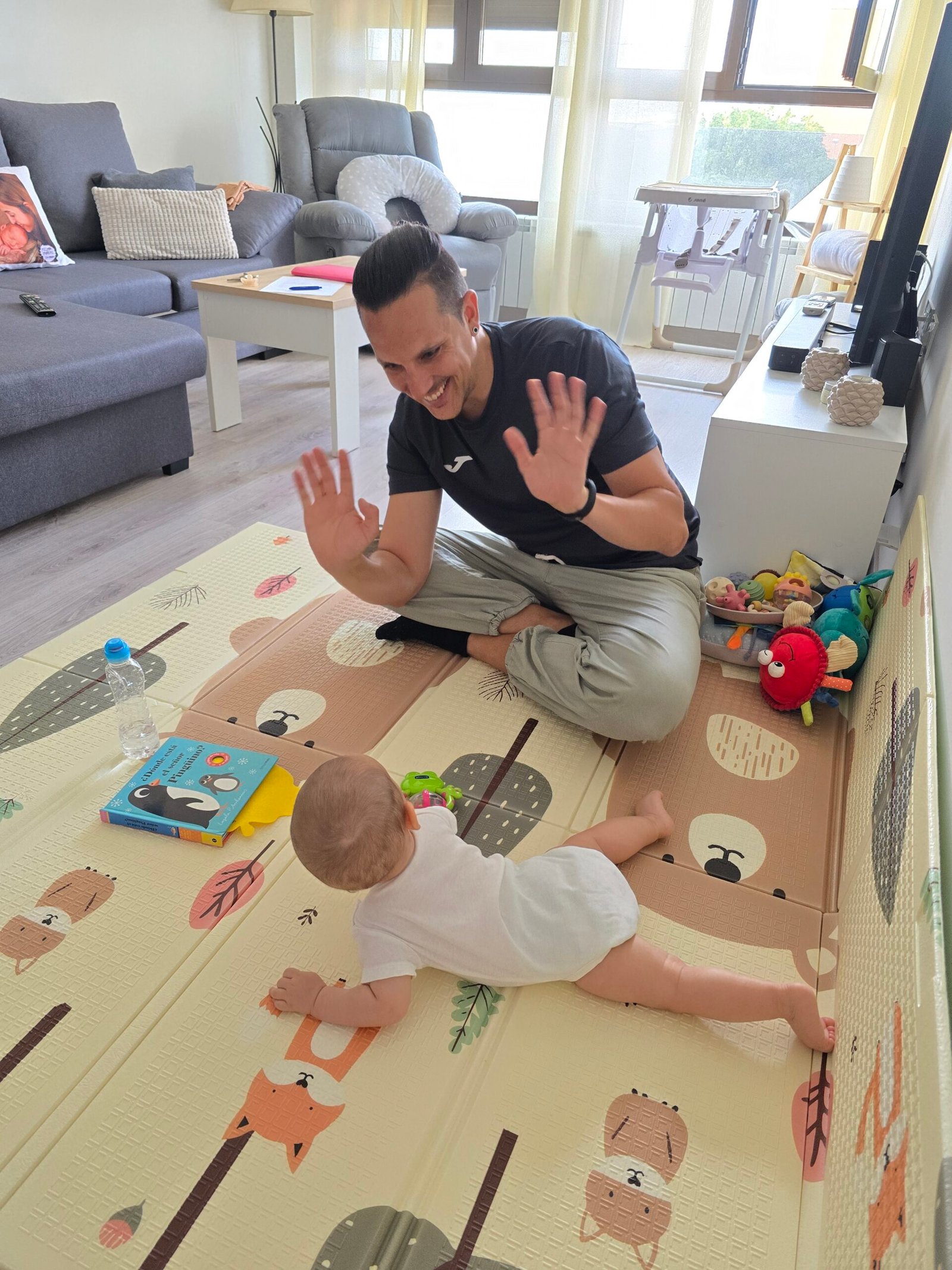 Paco Rodríguez, fisioterapeuta infantil en Ciudad Real, durante una sesión con un bebé