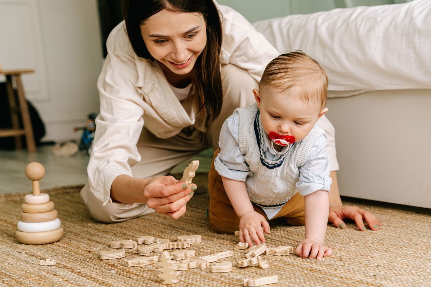 Madre acompañando a su bebé durante un momento de juego y calma en casa